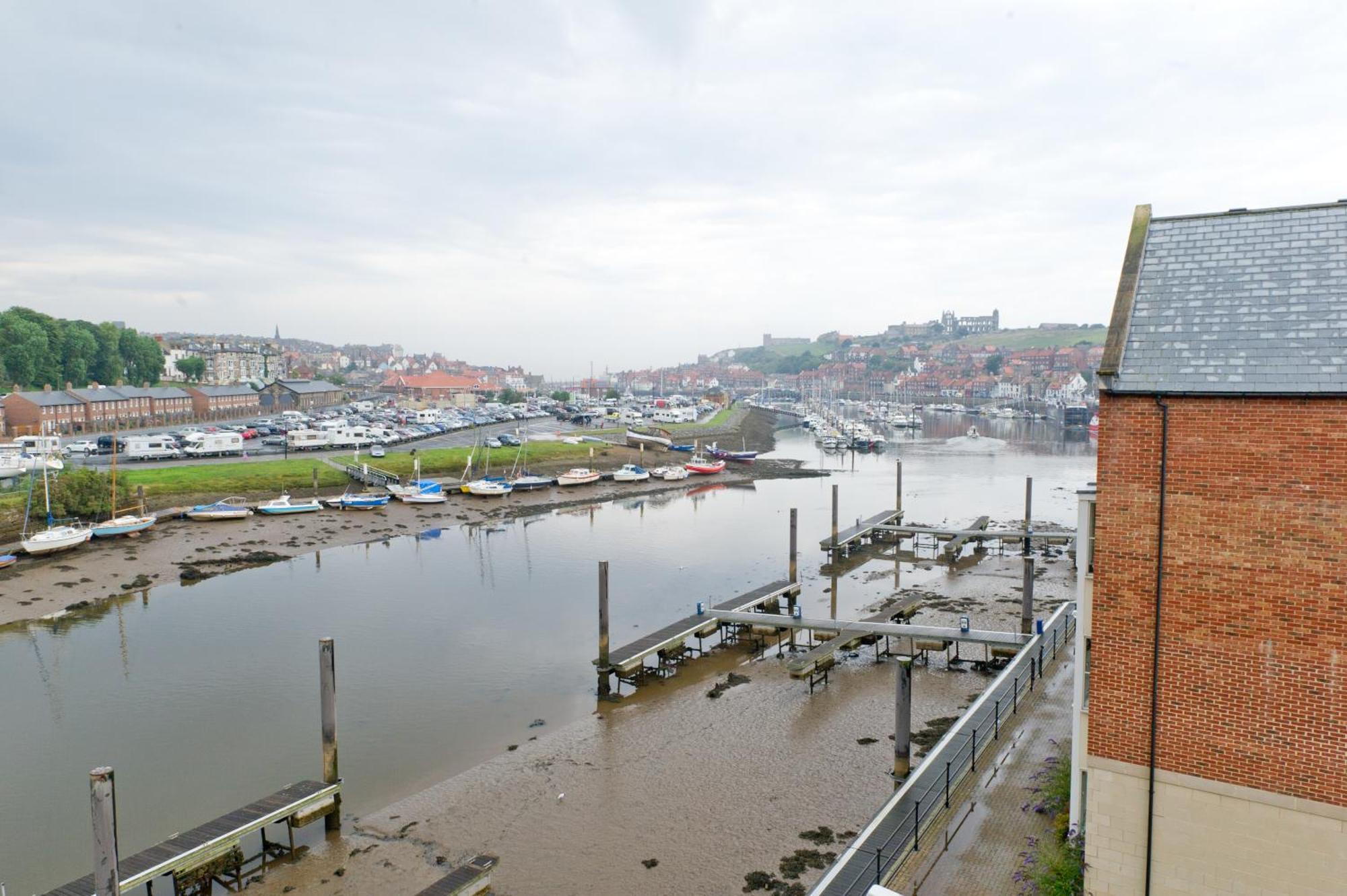 Watermark Apartments Уитби Екстериор снимка